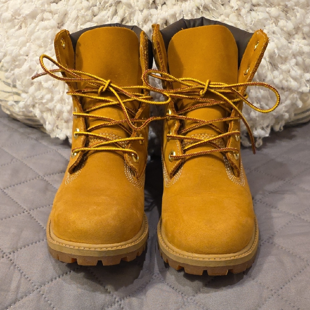 Timberland Classic Wheat Leather Junior 6" Lace Up Boots - Tan